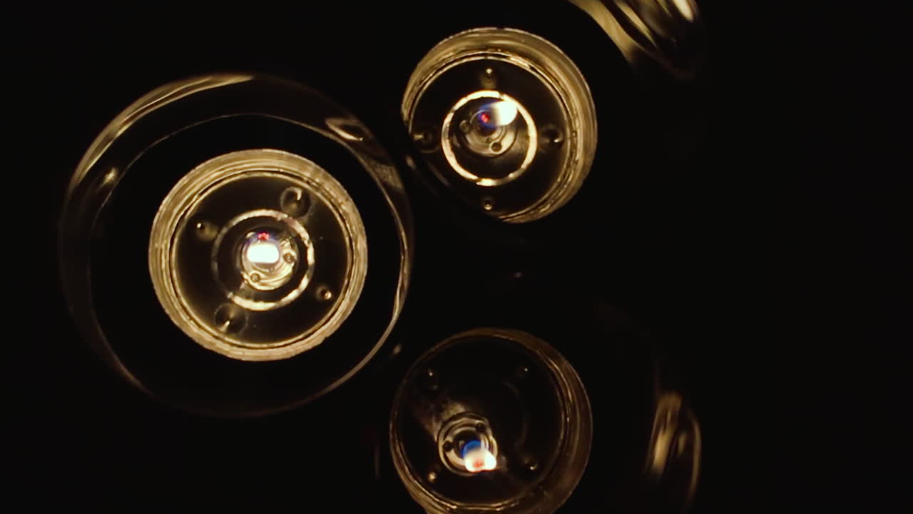 핸드헬드 샷이 위에서 움직임을 포착할 때 밤에는 촛불이 춤추고 깜박입니다.