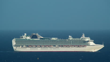 barco de crucero en camino