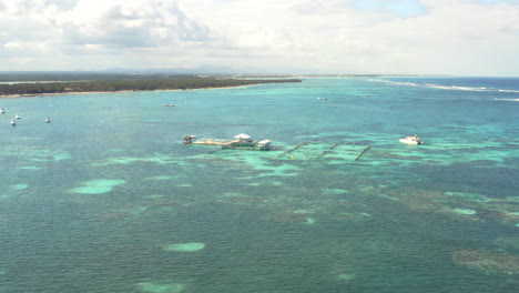 toma larga de drones de la atracción marina dolphin explorer, puerto de punta cana