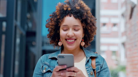 woman outdoor with smartphone