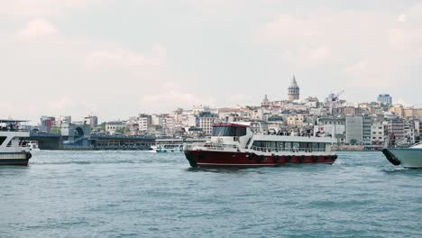 ferry de estambul y vista de la torre de galata