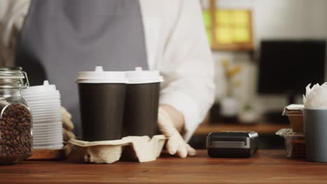 pagar con tarjeta de crédito bancario en un café. compras de alimentos sin contacto y sin contacto en un restaurante. concepto de tecnología nfc. comprar café, bebida caliente.