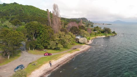 Vista-Aérea-Panorámica-Del-Tranquilo-Lago-Taupo,-Nueva-Zelanda