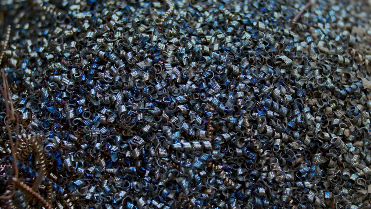 공장에서의 산업적 가공에서 나온 금속 조각의 어리