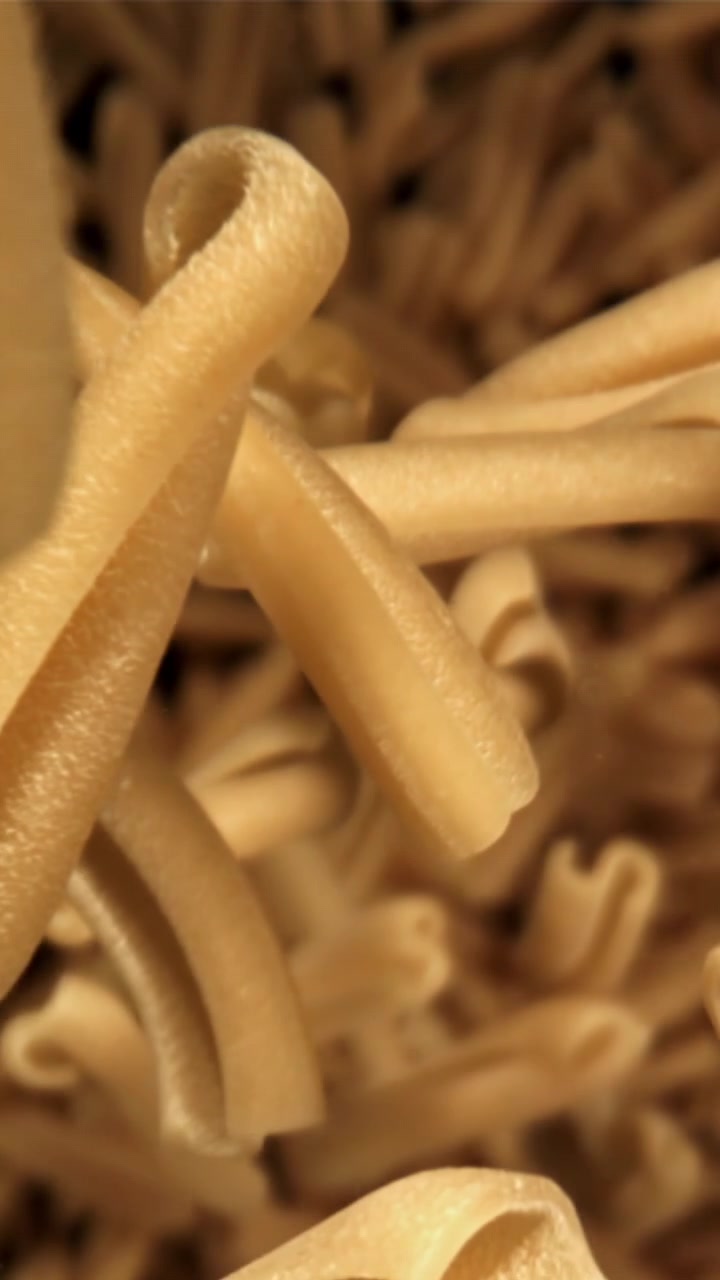 Primo piano di pasta secca che cade al rallentatore