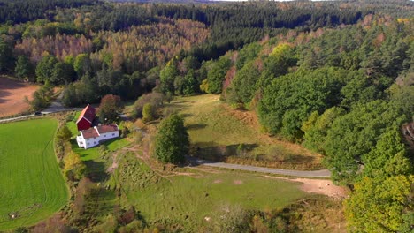 Hermoso-Paisaje-Con-Casas-De-Campo-A-La-Hora-Dorada