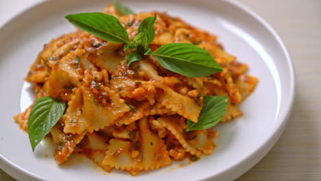 pasta farfalle con albahaca y ajo en salsa de tomate - estilo de comida italiana