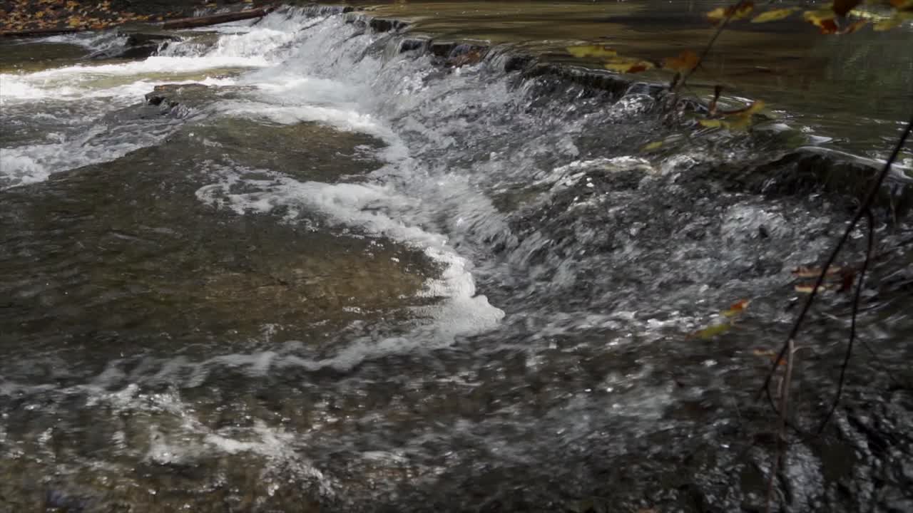 Cascata al rallentatore durante la stagione autunnale su un fiume in Canada