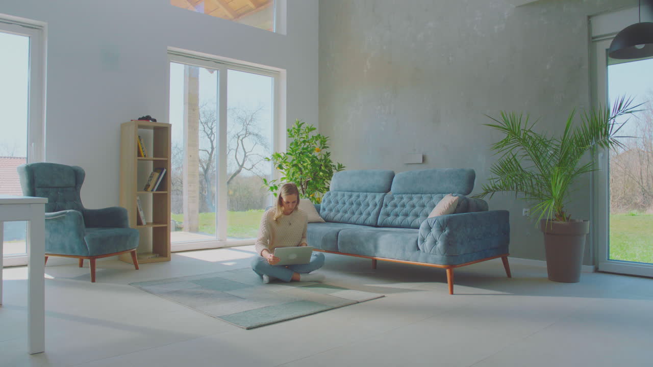 집에서 노트북을 사용하는 여성