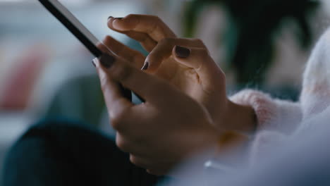 Cerrar-Las-Manos-De-Una-Mujer-Usando-Una-Tableta-Navegando-Por-Las-Redes-Sociales-Revisando-Correos-Electrónicos-En-Un-Dispositivo-Móvil-Con-Pantalla-Táctil-Relajándose-En-Casa