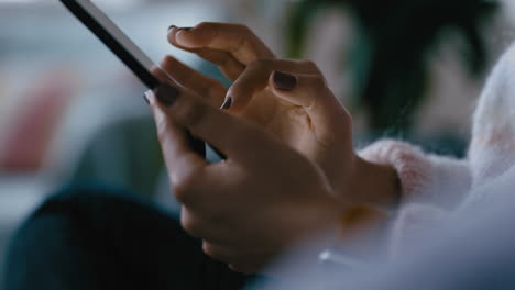 cerca de las manos de la mujer usando una tableta navegando por las redes sociales revisando correos electrónicos en un dispositivo móvil con pantalla táctil relajándose en casa