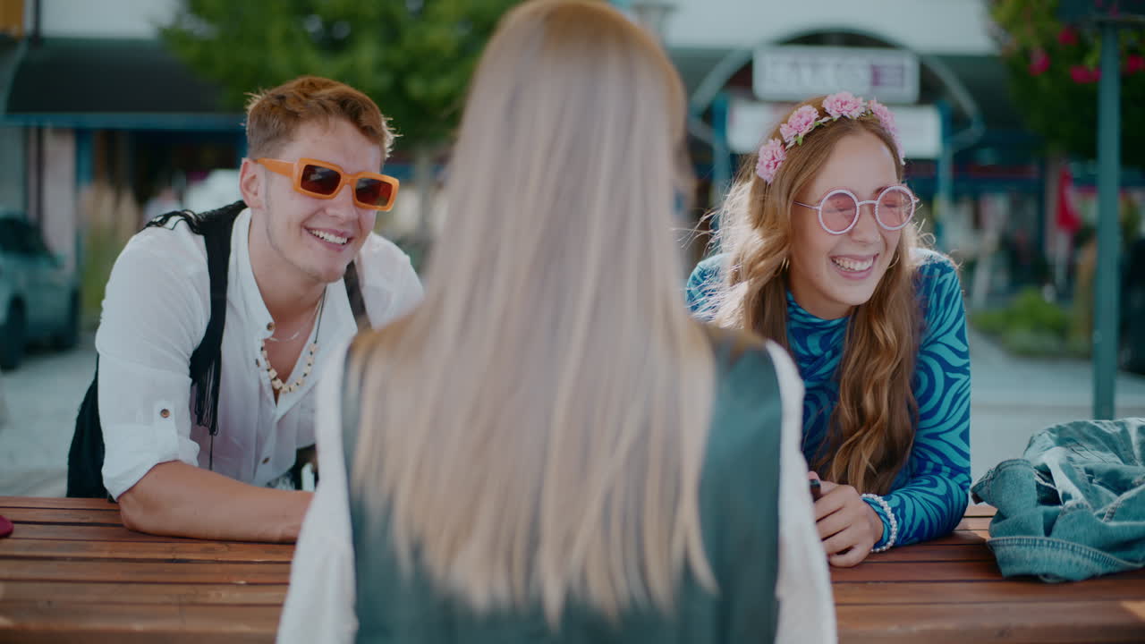 친구 들 이 야외 에서 대화 를 즐기고 있다