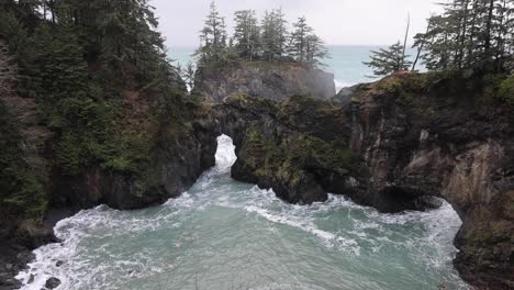 Kabbelwasser-Stürzt-An-Einem-Bewölkten-Tag-In-Eine-Oregon-Bucht