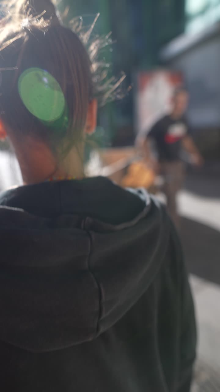 mujer con capucha en la calle