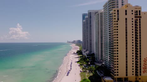 Horizonte-Aéreo-De-La-Playa-De-Las-Islas-Soleadas-En-Las-Islas-Soleadas,-Florida-Movimiento-De-Subida-De-Drones