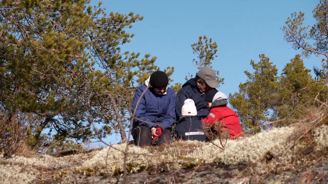 Dolce coppia di anziani, nonni con i nipoti in una foresta in cima alla montagna.