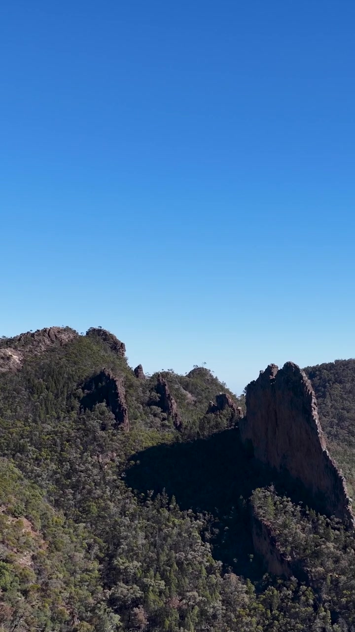 Panoramica di cime vulcaniche e foreste di eucalipti nel Parco Nazionale Warrumbungle, Australia