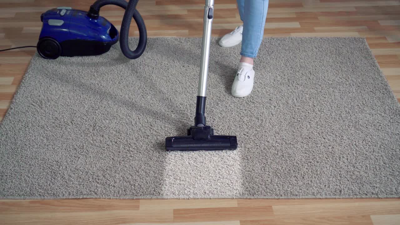 gran limpieza aspiradora sucia en la sala de estar de cerca
