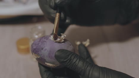 Mujer-Decorando-Huevos-De-Pascua-Coloridos