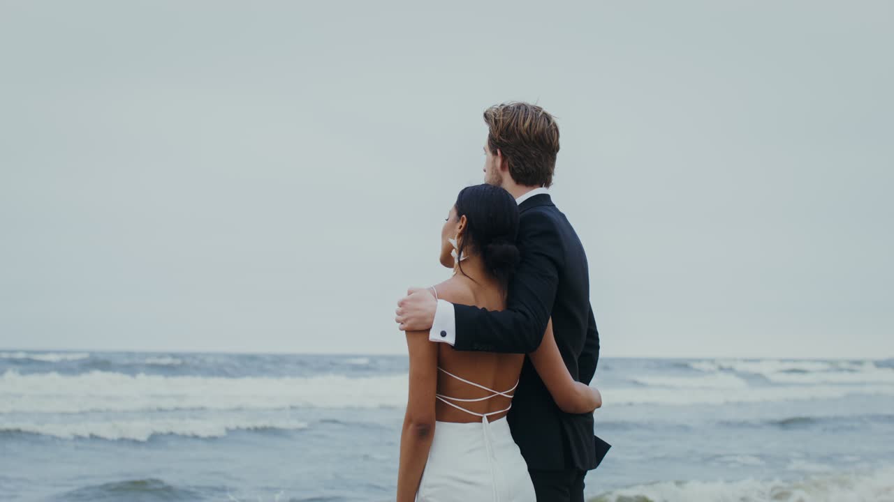 해변에서 포옹하는 커플