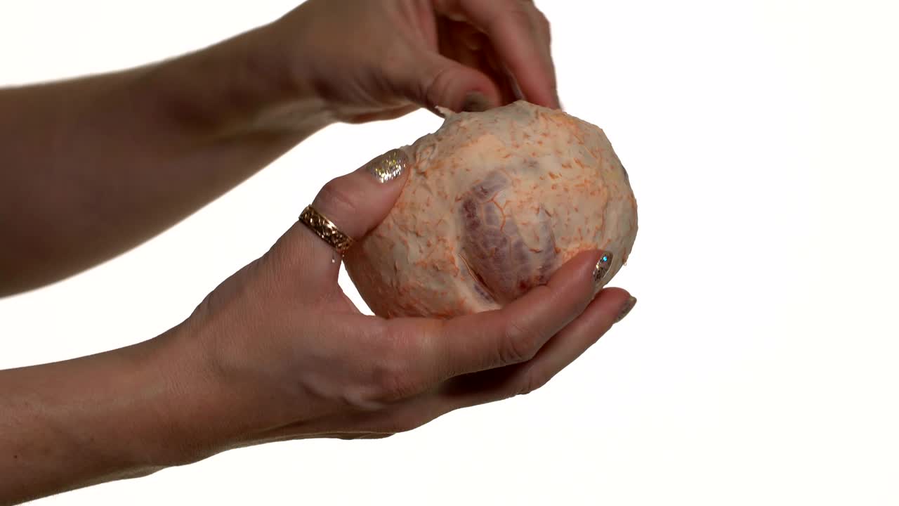 ella limpia la piel de la toronja.