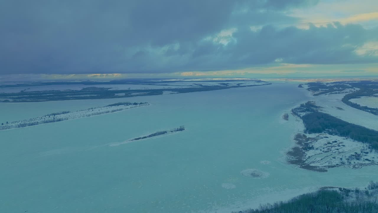 얼어붙은 강 위를 날아다니는 헬리터,  얼음, 강변을 따라 겨울의 숲, 아름다운 풍경, 얼어붙는 겨울의 날에 푸른 하늘