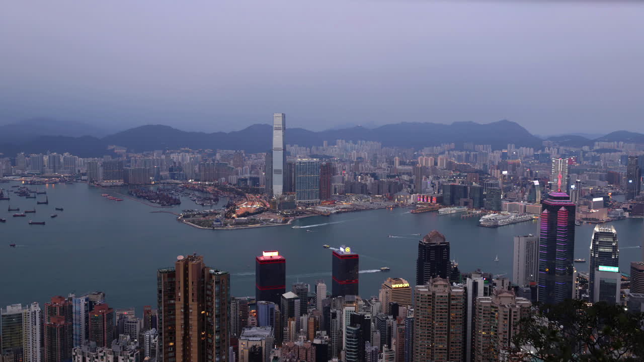puesta de sol en el puerto victoria de hong kong