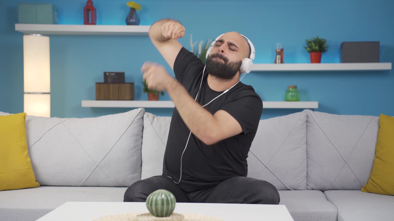 hombre feliz escuchando música con auriculares.