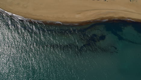 Vista-Aérea-Panorámica-De-La-Playa-Con-Una-Tranquila-Y-Meditativa-Superficie-Del-Mar.-Olas-Tranquilas.