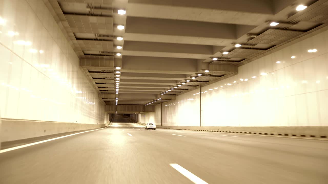 세인트 페테르부르크의 새로운 스타일리시 서쪽 고속도로 지름