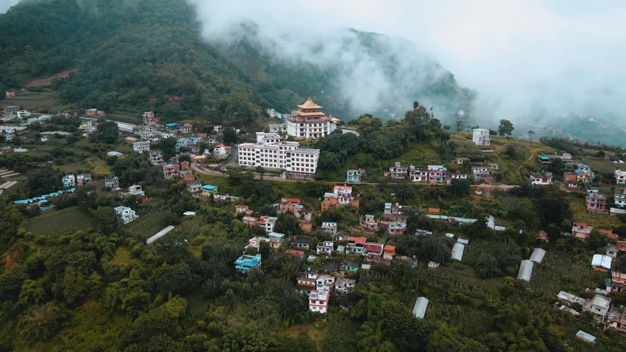 Vista aerea di un villaggio di montagna in Nepal in estate.