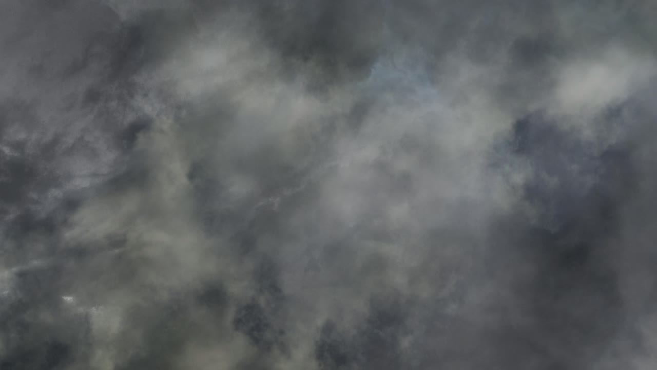 어두운 하늘에서 회색 cumulonimbus 구름의 어두운 폭풍