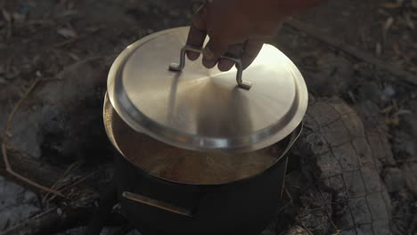 Refugiado-Levanta-La-Tapa-Cocinando-Comida-Campo-De-Refugiados