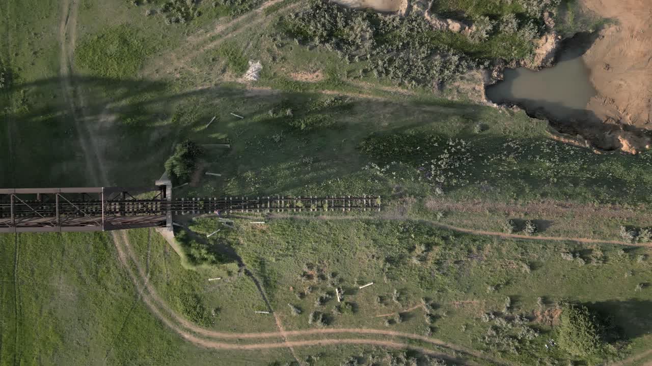 puente ferroviario fuera de servicio ahora puente peatonal sobre el río: antena