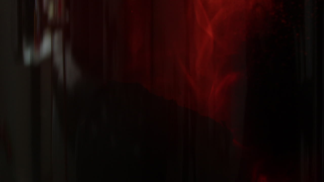 loop-shot de un trozo de madera que comienza a arder en una chimenea