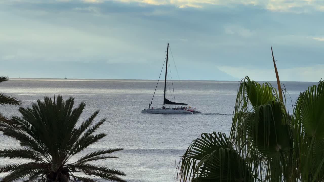 barco catamarán en el océano abierto frente a la costa de tenerife islas canarias españa