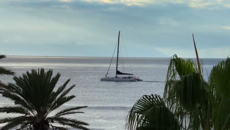 Barco-Catamarán-En-Mar-Abierto-Frente-A-La-Costa-De-Tenerife,-Islas-Canarias,-España