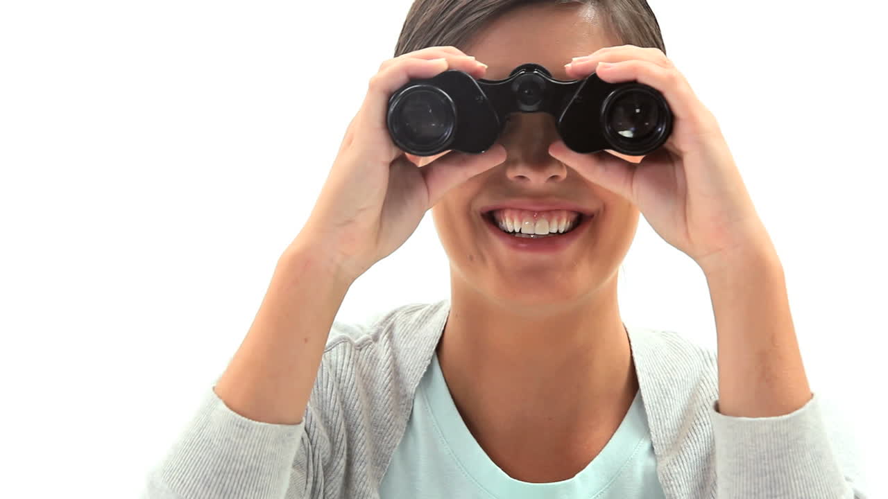 mujer mirando a través de un binocular