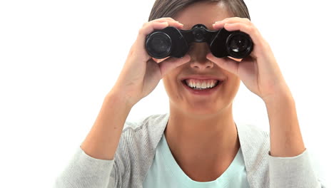 mujer mirando a través de un binocular