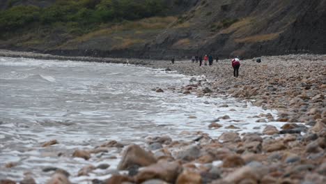 People-walking-on-the-beach-in-the-cold-day