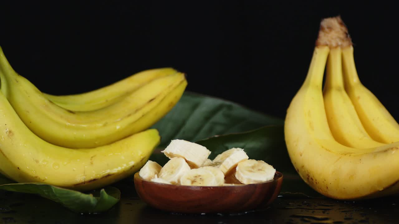 바나나 전체와 바나나 조각을 접시에 넣고 천천히 회전합니다.