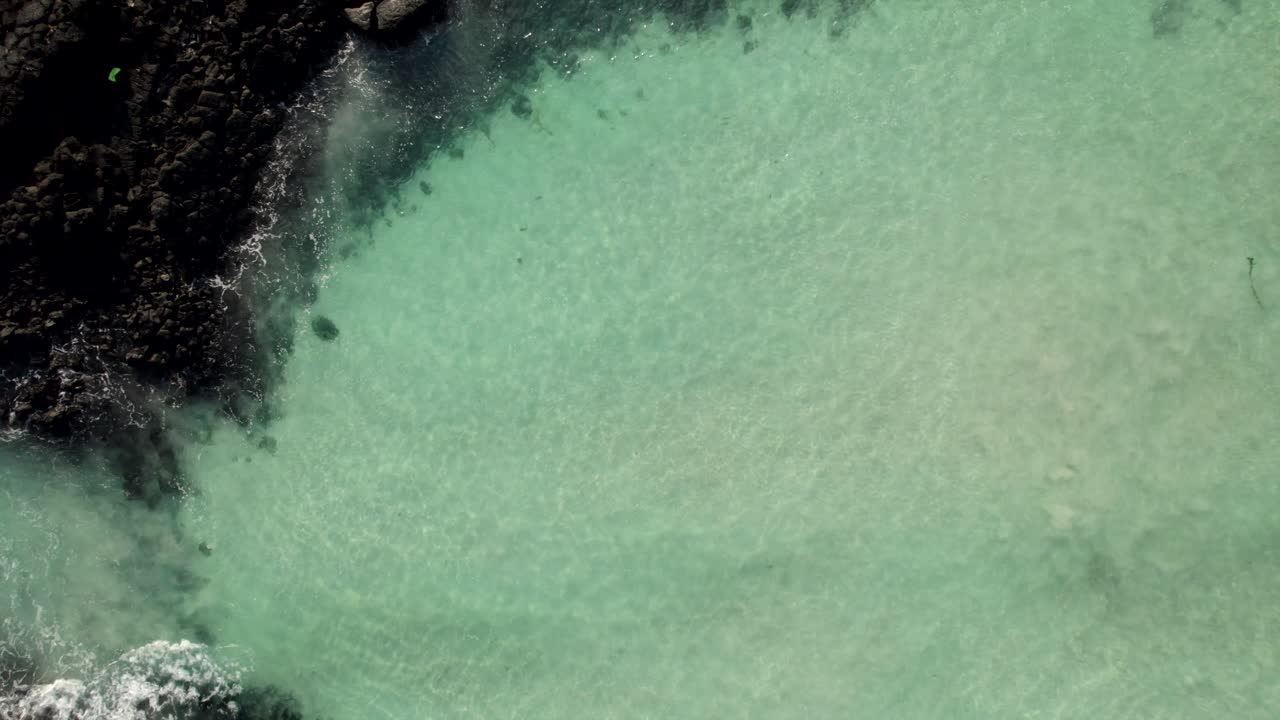 맑고 푸른 바다에서 춤추는 크고 작은 파도