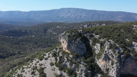 Montaña-De-Piedra-Caliza-Cubierta-De-Vegetación-Toma-Aérea-Día-De-Verano-Cerca