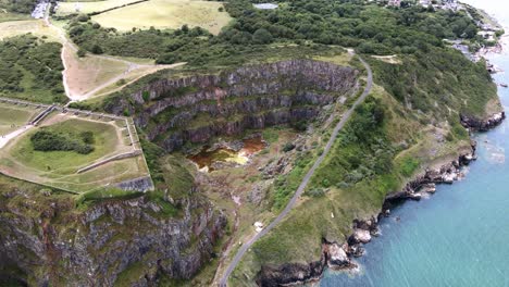 órbita aérea de la cantera de piedra caliza de cabeza de baya abandonada en brixham, devon, reino unido