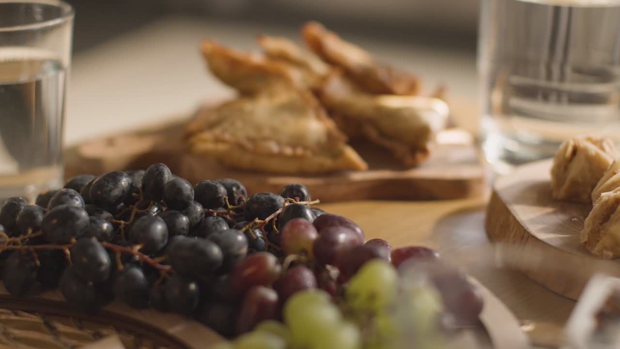 primer plano de la comida en la mesa familiar musulmana en casa preparada para la comida celebrando el eid 7