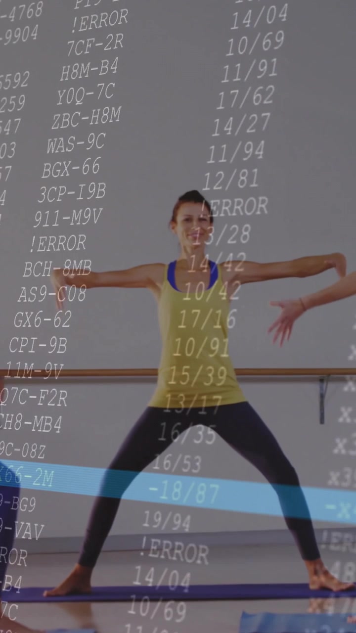 Vídeo vertical: Treinador iniciando um fluxo de movimentos com os braços no tapete, criando uma sobreposição de linha azul, com a aula de fitness espelhando.