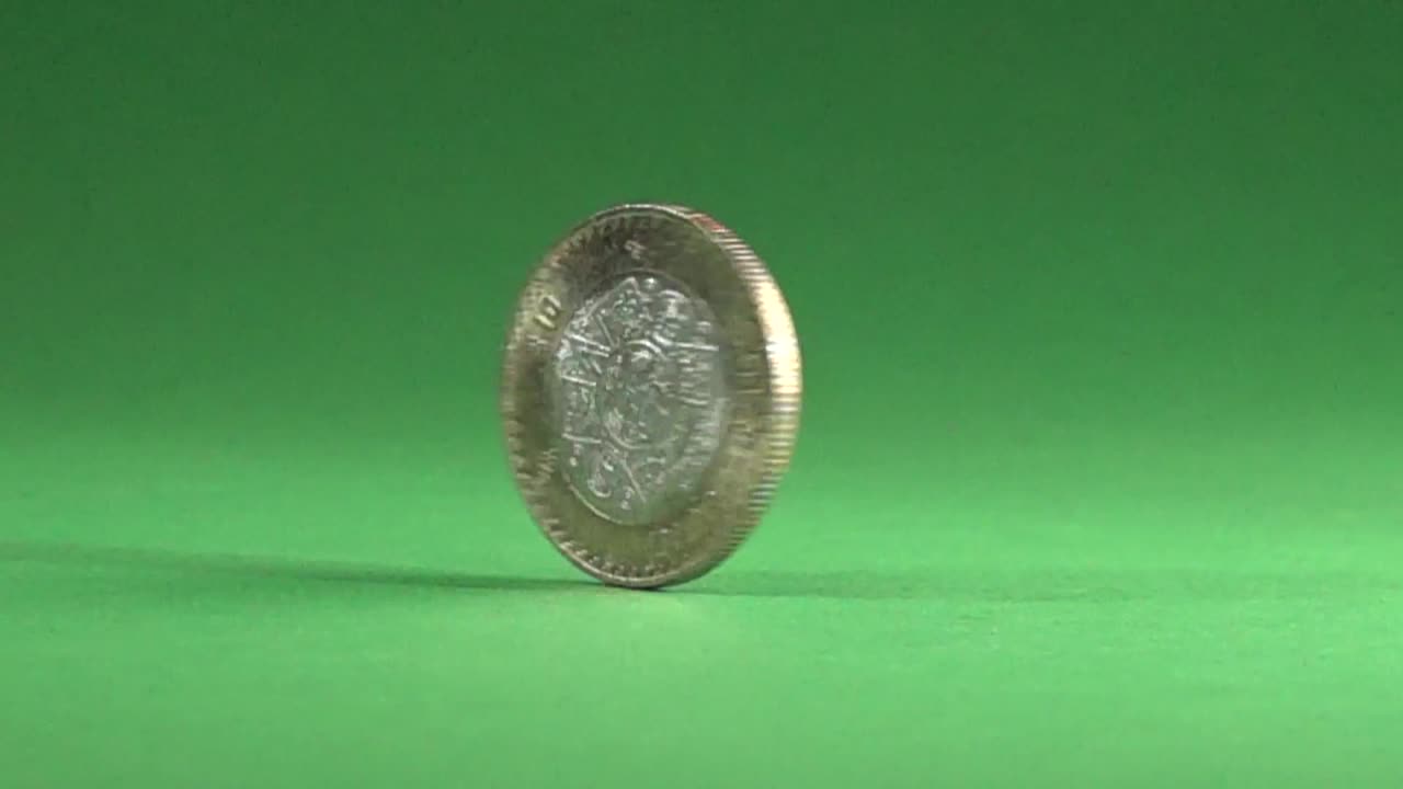 moneda mexicana girando en un fondo cromático