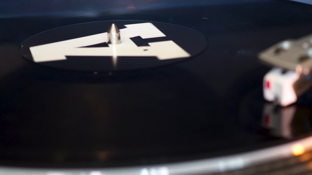 회전 비닐 레코드, dj 장비, 장비, 측면 재생이 있는 현대적인 턴테이블을 닫습니다.