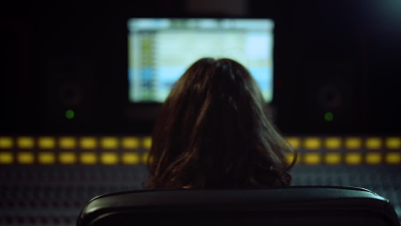 실내에서 헤드폰을 벗는 소리 제작자