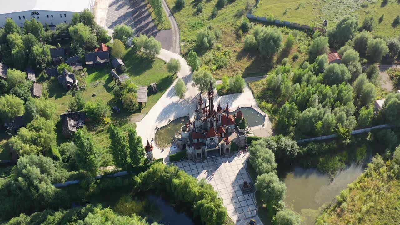 волшебный сказочный замок посреди леса в киевской области украины, снятый киностудией "виктория